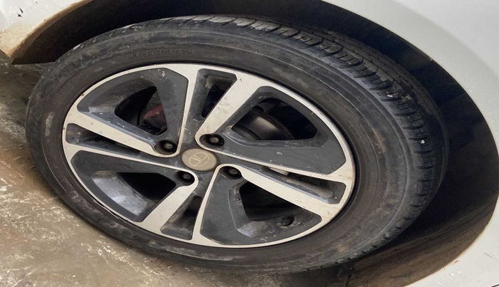 2020 Tata ALTROZ XZ PETROL, Petrol, Manual, 21,564 km, Left front tyre - Minor crack