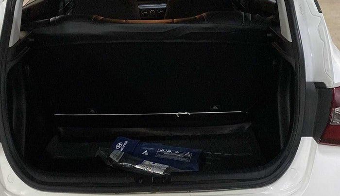 2023 Hyundai NEW I20 MAGNA 1.2 MT, Petrol, Manual, 4,233 km, Dicky (Boot door) - Parcel tray missing