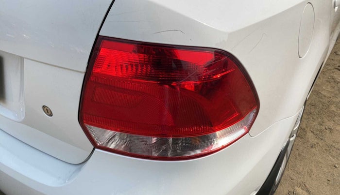2015 Volkswagen Vento COMFORTLINE 1.6, Petrol, Manual, 23,808 km, Right tail light - Minor scratches