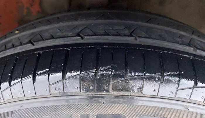 2011 Maruti Swift VXI D, Petrol, Manual, 55,215 km, Right Front Tyre Tread