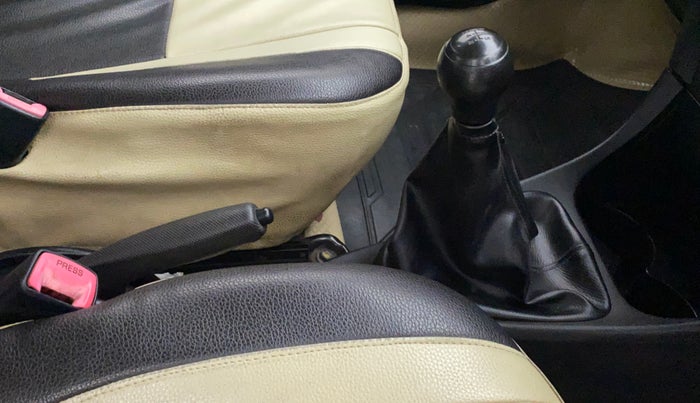 2013 Toyota Etios Liva G, Petrol, Manual, 87,572 km, Gear lever - Boot cover slightly torn