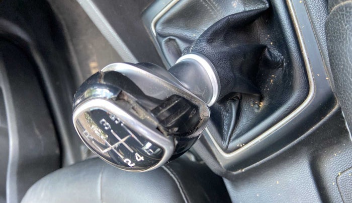 2015 Hyundai Elite i20 SPORTZ 1.4 CRDI, Diesel, Manual, 64,562 km, Gear lever - Knob cover torn