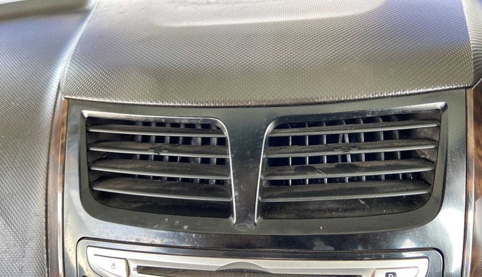 2012 Hyundai Verna FLUIDIC 1.6 CRDI EX, Diesel, Manual, 96,687 km, AC Unit - Front vent has minor damage