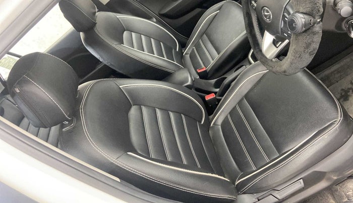 2020 Hyundai VENUE SX 1.5 CRDI, Diesel, Manual, 37,743 km, Driver seat - Cover slightly torn