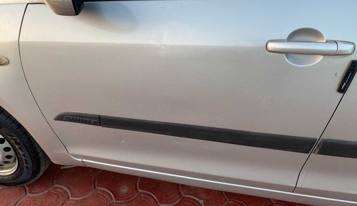 2015 Maruti Swift LXI (O), Petrol, Manual, 93,713 km, Front passenger door - Slightly dented