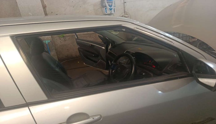 2015 Maruti Swift LXI (O), Petrol, Manual, 93,713 km, Driver-side door - Door visor damaged