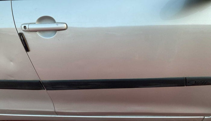 2015 Maruti Swift LXI (O), Petrol, Manual, 93,713 km, Driver-side door - Minor scratches
