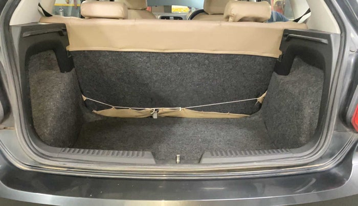 2019 Volkswagen Polo TRENDLINE 1.0L, Petrol, Manual, 52,929 km, Dicky (Boot door) - Parcel tray missing