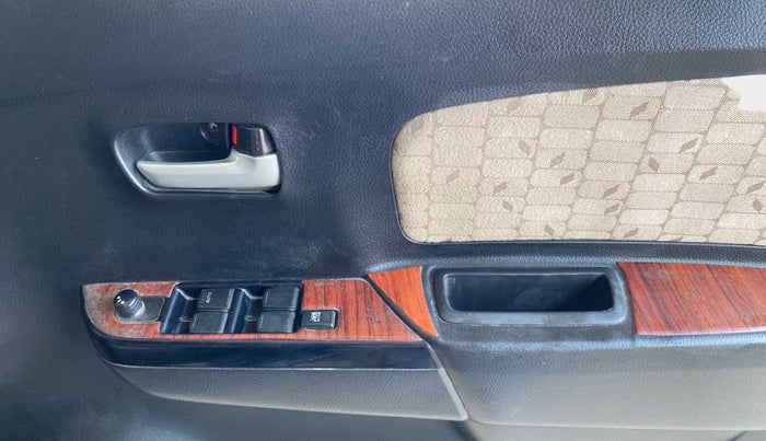 2018 Maruti Wagon R 1.0 VXI+, Petrol, Manual, 41,038 km, Driver Side Door Panels Control