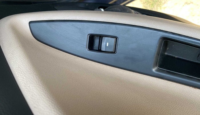 2018 Hyundai Elite i20 SPORTZ 1.2, Petrol, Manual, 1,09,383 km, Left rear window switch / handle - Minor damage