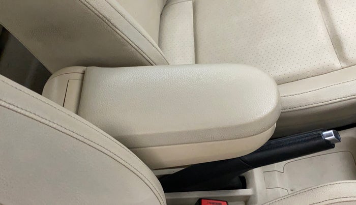 2013 Volkswagen Vento HIGHLINE DIESEL 1.6, Diesel, Manual, 98,187 km, Driver seat - Armrest has miinor damage