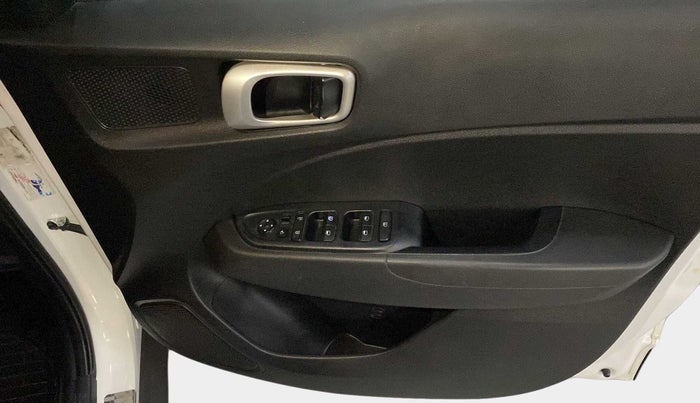 2020 Hyundai VENUE SX 1.5 CRDI, Diesel, Manual, 40,431 km, Driver Side Door Panels Control