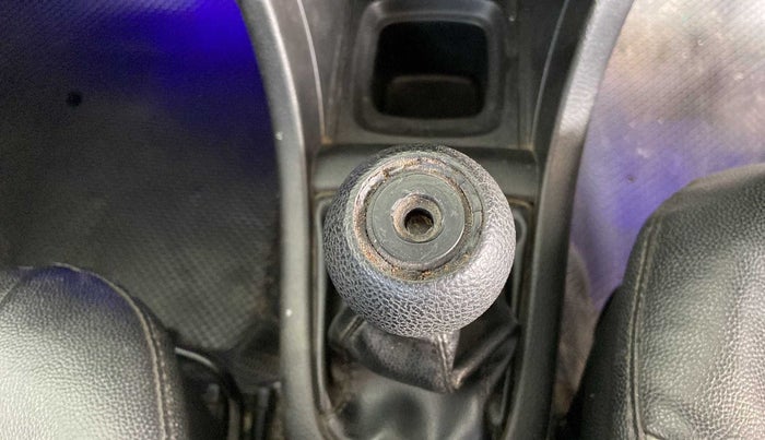 2015 Maruti Swift ZXI, Petrol, Manual, 81,909 km, Gear lever - Knob has minor damage