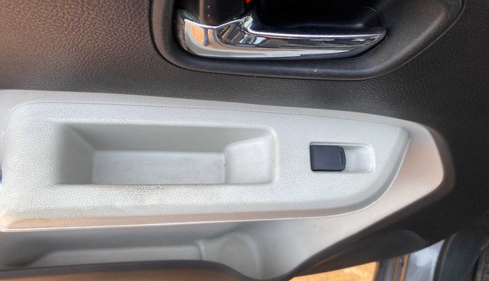 2020 Maruti IGNIS ZETA 1.2, Petrol, Manual, 24,687 km, Left front window switch / handle - Minor damage