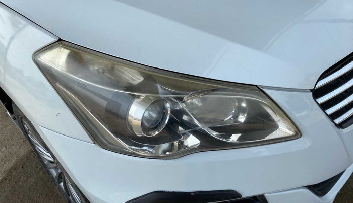 2015 Maruti Ciaz ZXI, Petrol, Manual, 67,612 km, Right headlight - Faded