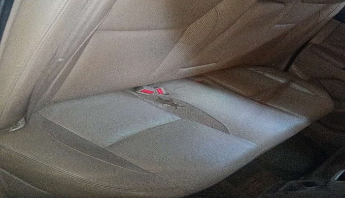 2015 Maruti Ciaz ZXI, Petrol, Manual, 67,612 km, Second-row right seat - Cover slightly torn