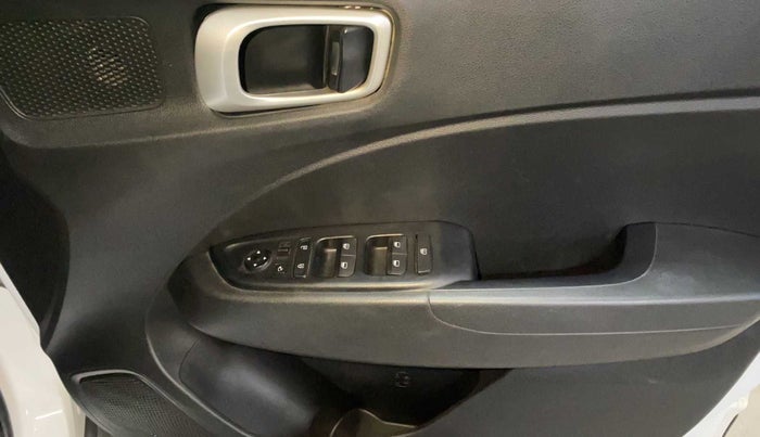 2022 Hyundai VENUE SX 1.0 TURBO, Petrol, Manual, 28,287 km, Driver Side Door Panels Control