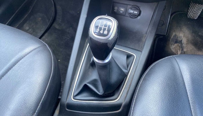 2016 Hyundai Elite i20 ASTA 1.2 (O), Petrol, Manual, 38,373 km, Gear lever - Knob cover torn