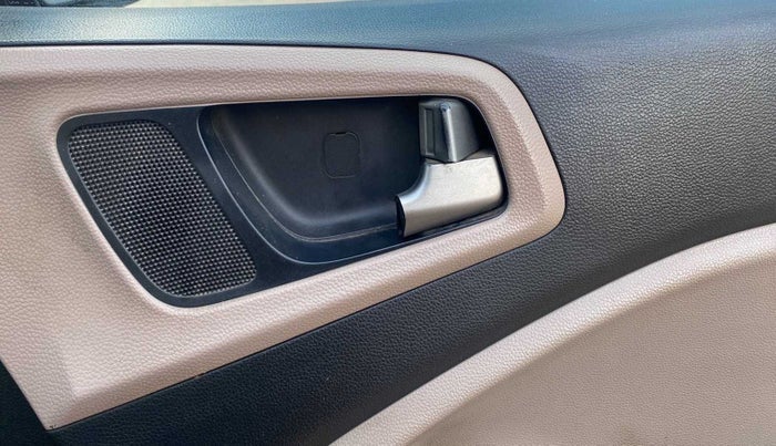 2016 Hyundai Elite i20 ASTA 1.2 (O), Petrol, Manual, 38,373 km, Right front window switch / handle - Minor damage