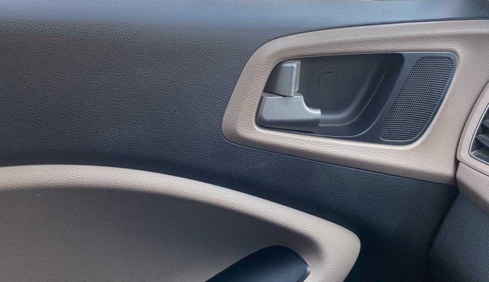 2016 Hyundai Elite i20 ASTA 1.2 (O), Petrol, Manual, 38,373 km, Left front window switch / handle - Minor damage