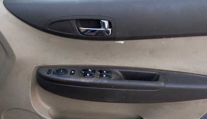 2011 Hyundai i20 ASTA 1.2, Petrol, Manual, 1,16,998 km, Driver Side Door Panels Control
