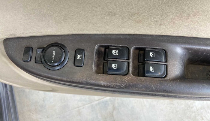 2011 Hyundai i20 ASTA 1.2, Petrol, Manual, 1,16,998 km, Right front window switch / handle - Minor damage