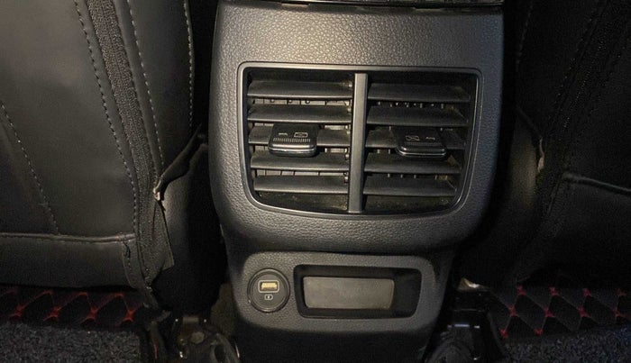 2019 KIA SELTOS HTX 1.5 CVT PETROL, Petrol, Automatic, 71,400 km, AC Unit - Rear vent has minor damage