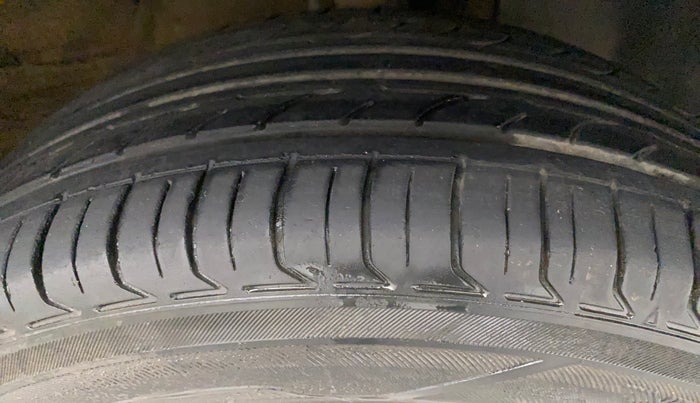 2016 Mahindra Kuv100 K4 6 STR, Petrol, Manual, 79,734 km, Right Front Tyre Tread