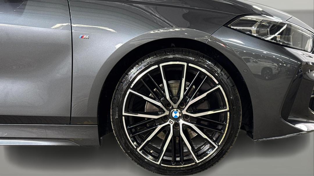 2021 BMW 1 18i M Sport, Automatic, 22734 km, Right Front Wheel