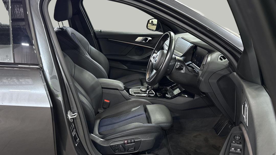 2021 BMW 1 18i M Sport, Automatic, 22734 km, Right Side Front Door Cabin View