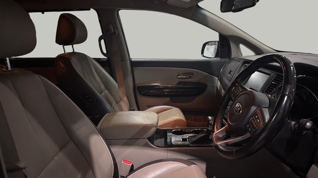 2020 Kia Carnival Platinum, Automatic, 66715 km, Right Side Front Door Cabin View