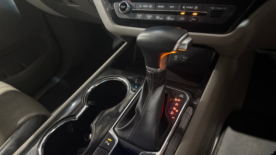 2020 Kia Carnival Platinum, Automatic, 66715 km, Gear Lever 