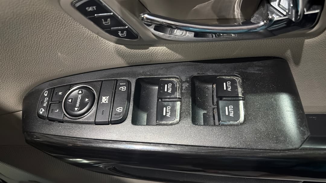 2020 Kia Carnival Platinum, Automatic, 66715 km, Drivers Side Door Panel Controls