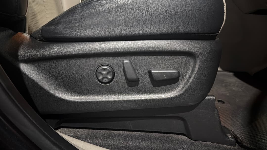 2020 Kia Carnival Platinum, Automatic, 66715 km, Drivers Side Adjustment Panel