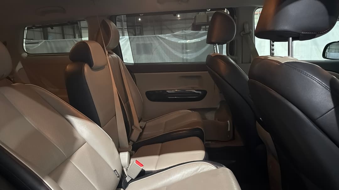 2020 Kia Carnival Platinum, Automatic, 66715 km, Right Side Rear Door Cabin View