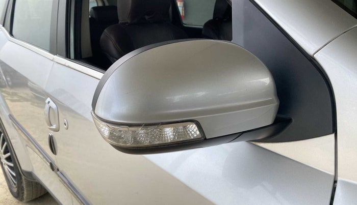 2018 Mahindra XUV500 W7, Diesel, Manual, 41,761 km, Right rear-view mirror - Indicator light has minor damage