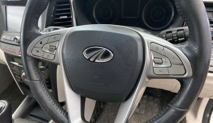 2019 Mahindra XUV300 W8 (O) 1.2 PETROL, Petrol, Manual, 52,895 km, Steering wheel - Phone control not functional