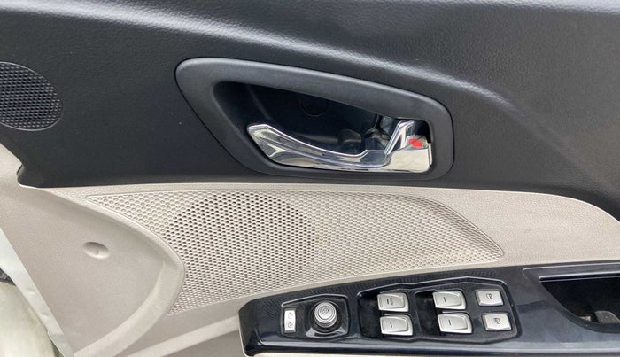 2019 Mahindra XUV300 W8 (O) 1.2 PETROL, Petrol, Manual, 52,895 km, Driver Side Door Panels Control