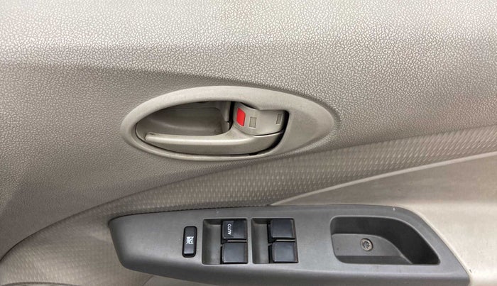 2016 Toyota Etios Liva G, Petrol, Manual, 19,815 km, Driver Side Door Panels Control