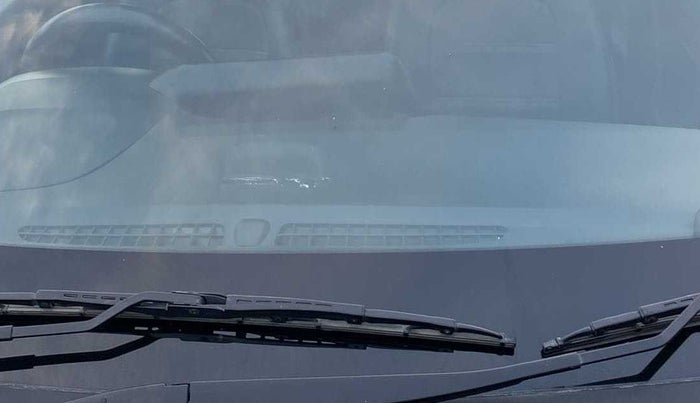 2021 Hyundai NEW I20 SPORTZ 1.2 MT, Petrol, Manual, 40,535 km, Front windshield - Minor spot on windshield