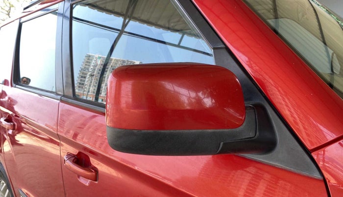 2016 Mahindra TUV300 T8, Diesel, Manual, 1,12,431 km, Right rear-view mirror - Cover has minor damage