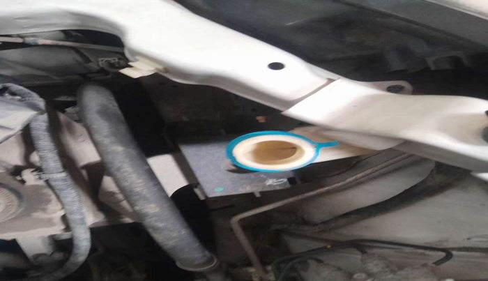 2014 Maruti Ritz VXI, Petrol, Manual, 59,572 km, Front windshield - Wiper bottle cap missing