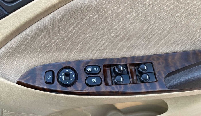 2016 Hyundai Verna FLUIDIC 4S 1.6 VTVT SX, Petrol, Manual, 54,877 km, Right front window switch / handle - Minor damage