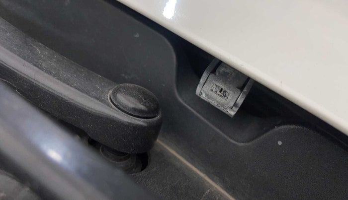 2017 Volkswagen Ameo TRENDLINE 1.2L, Petrol, Manual, 67,731 km, Front windshield - Wiper nozzle not functional