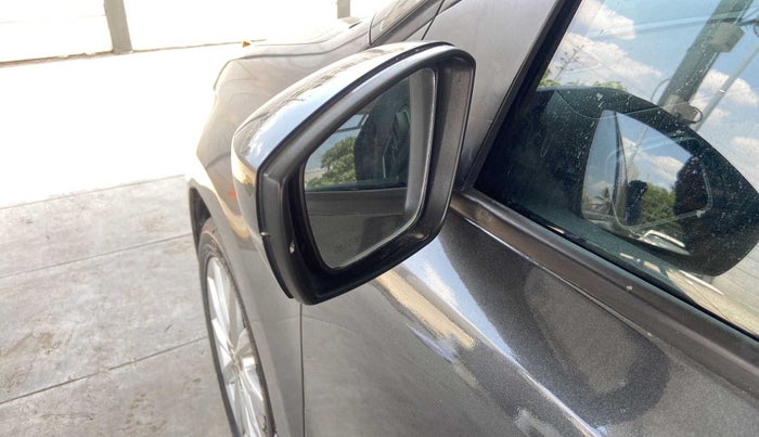2018 Volkswagen Ameo HIGHLINE1.0L, Petrol, Manual, 54,249 km, Left rear-view mirror - ORVM switch has minor damage