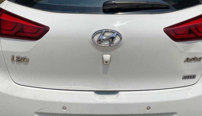 2015 Hyundai Elite i20 ASTA 1.2, Petrol, Manual, 31,297 km, Dicky (Boot door) - Slightly dented