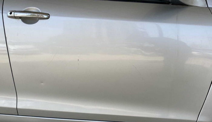 2014 Maruti Swift VXI, Petrol, Manual, 39,006 km, Driver-side door - Minor scratches