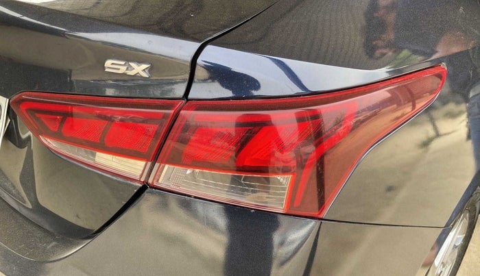 2021 Hyundai Verna SX 1.5 VTVT, Petrol, Manual, 47,464 km, Right tail light - Minor scratches