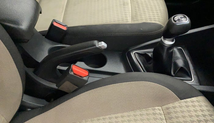 2019 Hyundai Elite i20 ASTA 1.2 (O), Petrol, Manual, 69,618 km, Gear lever - Knob cover torn