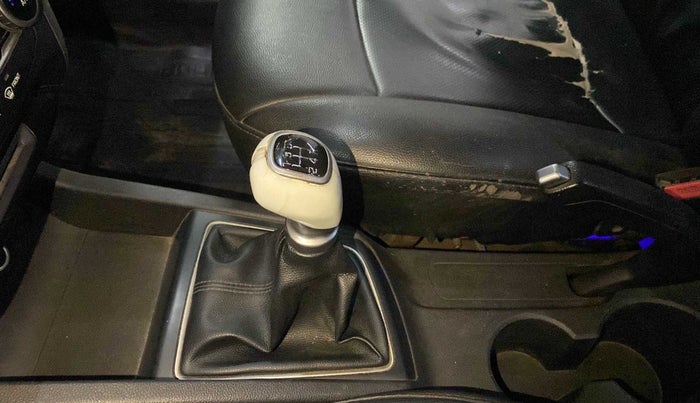 2017 Hyundai Elite i20 ASTA 1.2, Petrol, Manual, 63,414 km, Gear lever - Knob cover torn